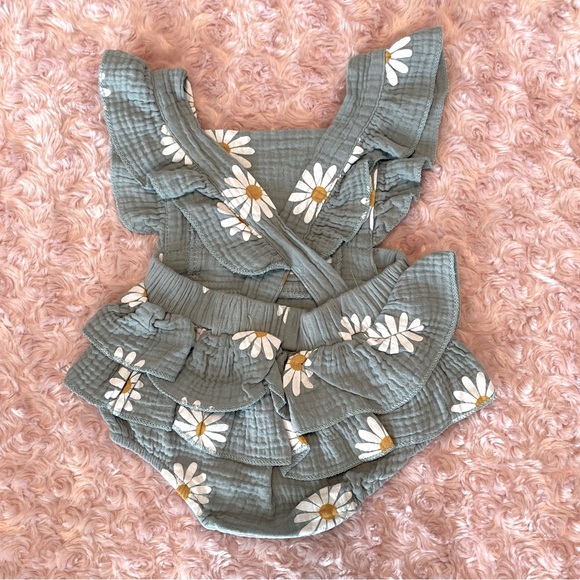 Baby Floral Ruffled Romper - Picture 2 of 2